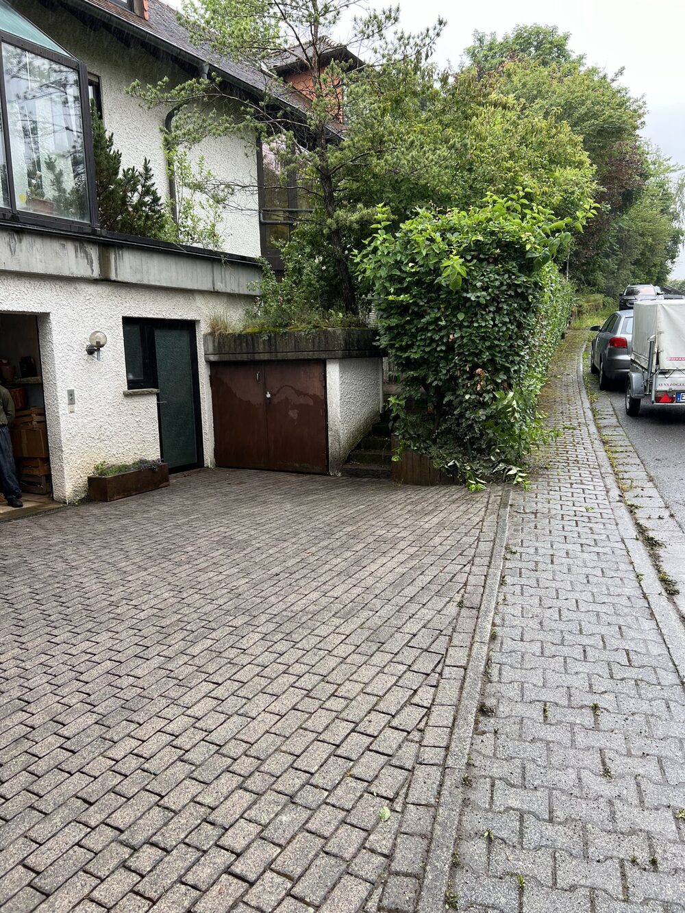Gepflasterte Einfahrt ohne Unkraut nach der Reinigung